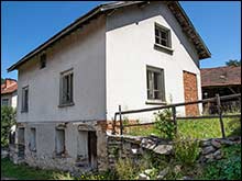Plot of building land with three-storey rural house and barn in the centre of village of Govedartsi, Borovets